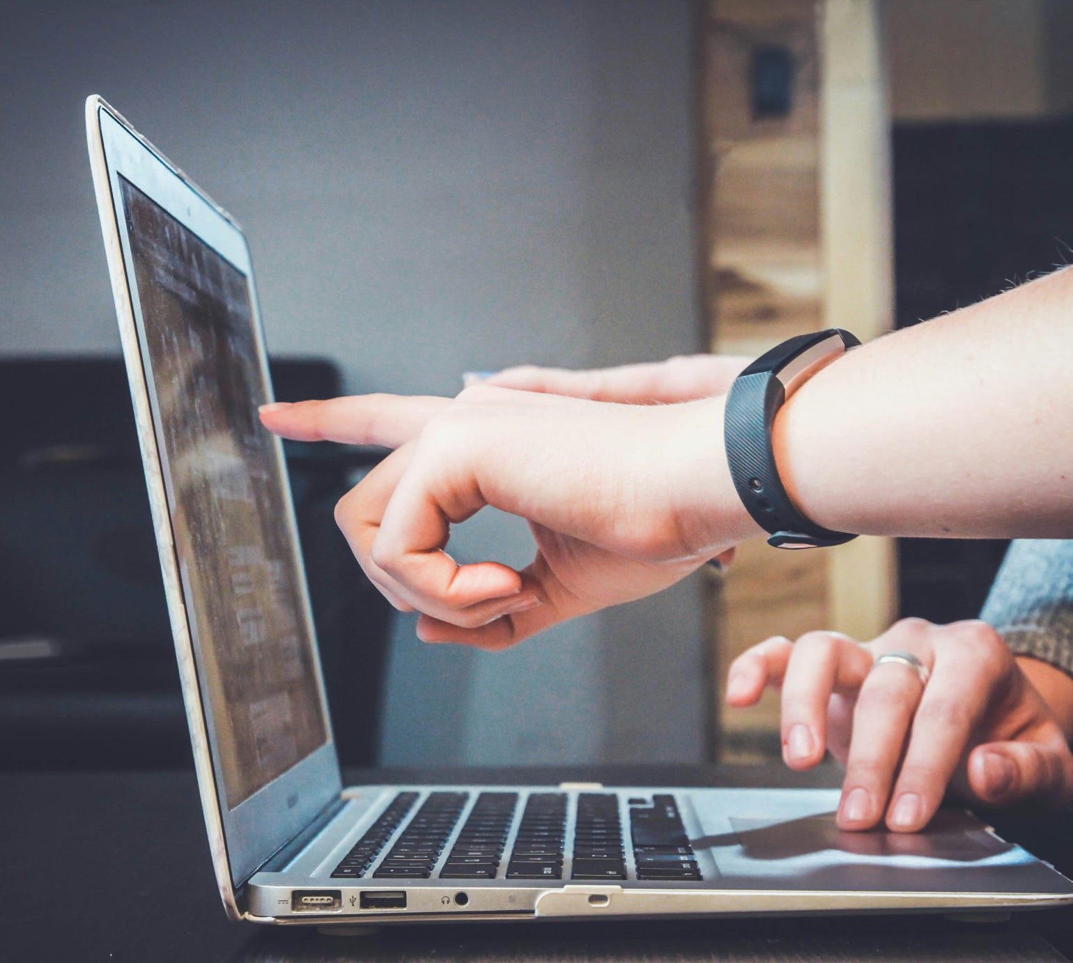 Kostenloses Stock Foto zu afroamerikaner, afroamerikaner-frau, anzüge